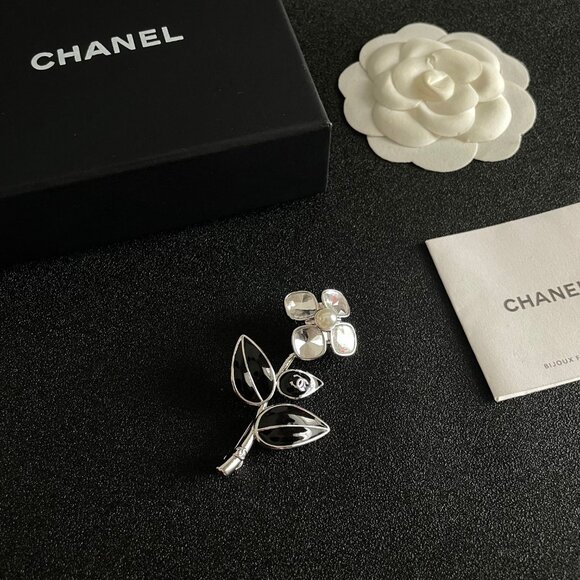 Chanel leaf brooch - Picture 6 of 9